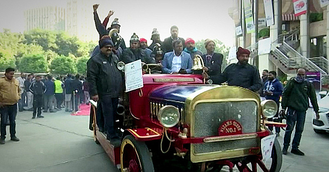 В индийском ралли участвовали 120 винтажных и классических авто