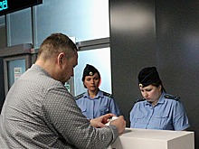 Приставы арестовали вещи кемеровских авиапассажиров