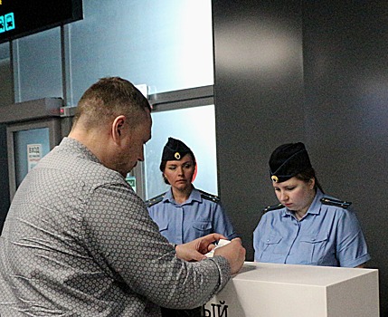 Приставы арестовали вещи кемеровских авиапассажиров