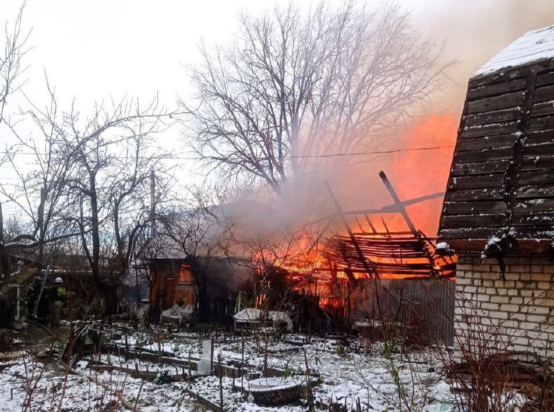 Два дома и баня загорелись в Саратовском переулке
