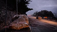Обломки скалы весом 3 тонны упали на трассу в Севастополе