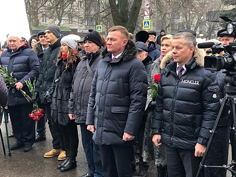 В Курске возложили венки и цветы к могиле Неизвестного солдата