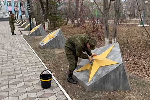 В Амурской области военнослужащие ВВО провели уборку территорий памятников Великой Отечественной войны