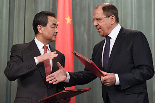 Ван И (слева) и Сергей Лавров