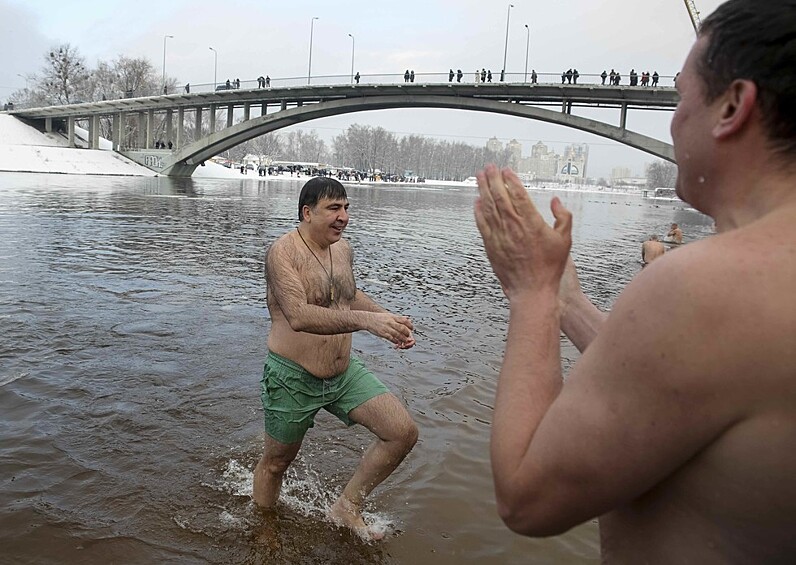 Фото купаний разместил на своей странице в Facebook сам Саакашвили. "Гидропарк, много хороших теплых людей и мое первое купание в очень холодной воде на Водохреще", — написал политик.