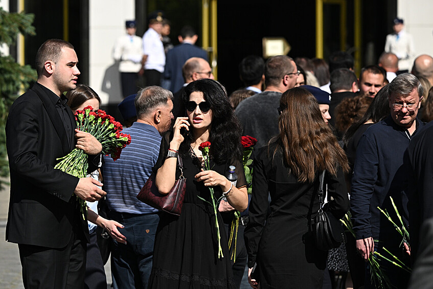 Гости перед началом церемонии прощания с бывшим министром транспорта Романом Старовойтом в ЦКБ, Москва, 10 июля 2025 года