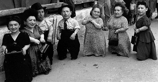 Как карликовый рост помог семье пережить Освенцим