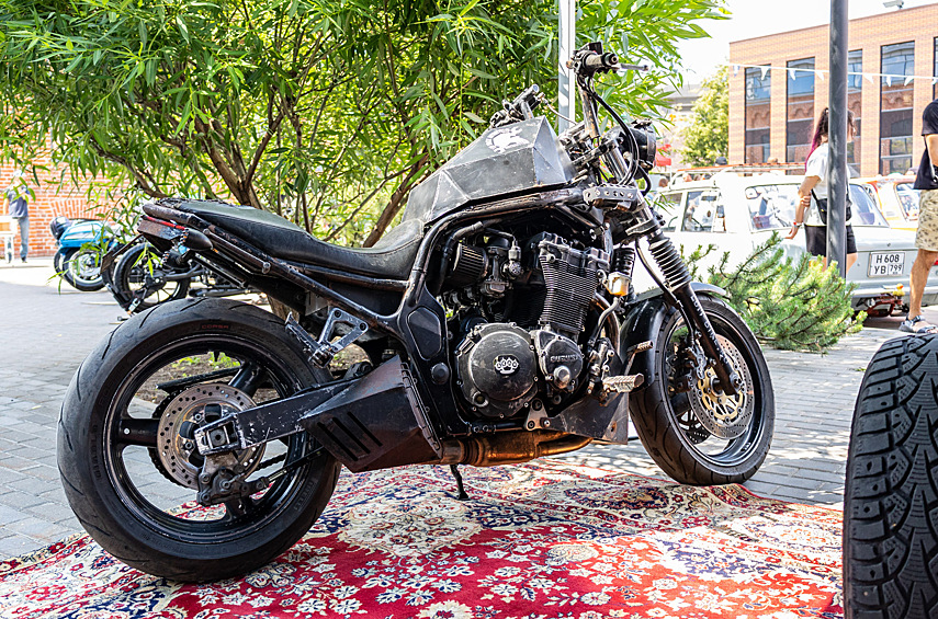 Проект от мастерской L.B.M. — мотоцикл всадника апокалипсиса. Донором стал Suzuki Bandit 1200.