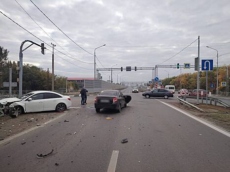 Под Оренбургом столкнулись Chevrolet Cruze и Lada Granta