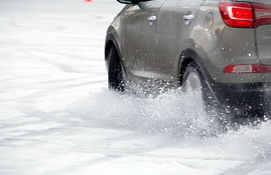 Как водить машину при гололеде