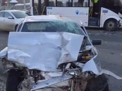 В Уфе скончался водитель легковушки, которая столкнулась с пассажирским автобусом