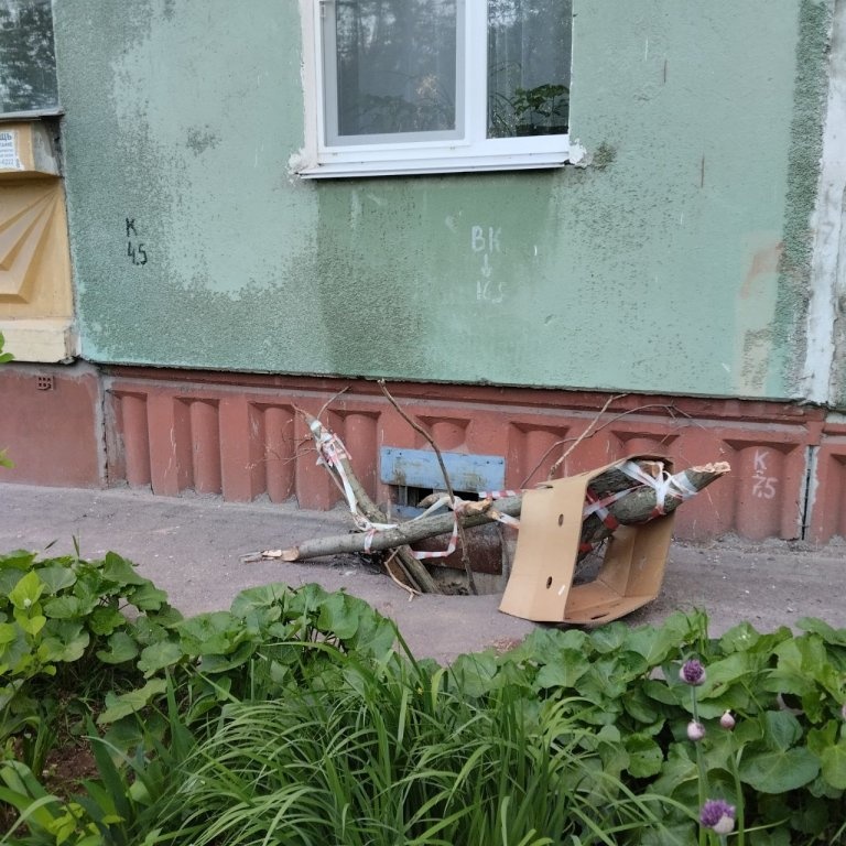 Огромный провал образовался около десятиэтажки в Верхних Печерах