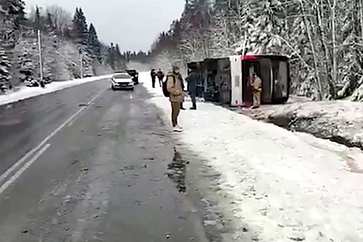 Появилось видео с места аварии туристического автобуса в Карелии