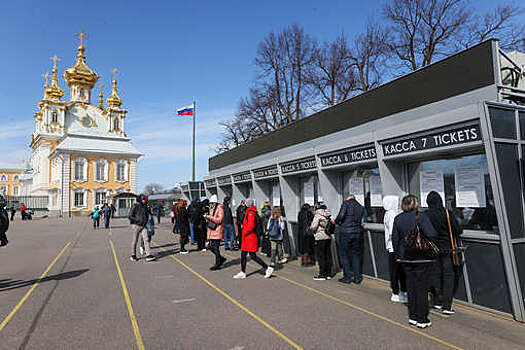 В Петергофе представили масштабный выставочный проект "30 картин из жизни Петра Великого. 2022"