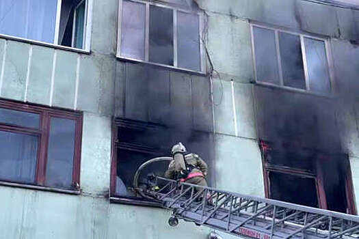 В Саяногорске горит здание бывшей автобазы на площади 500 квадратных метров