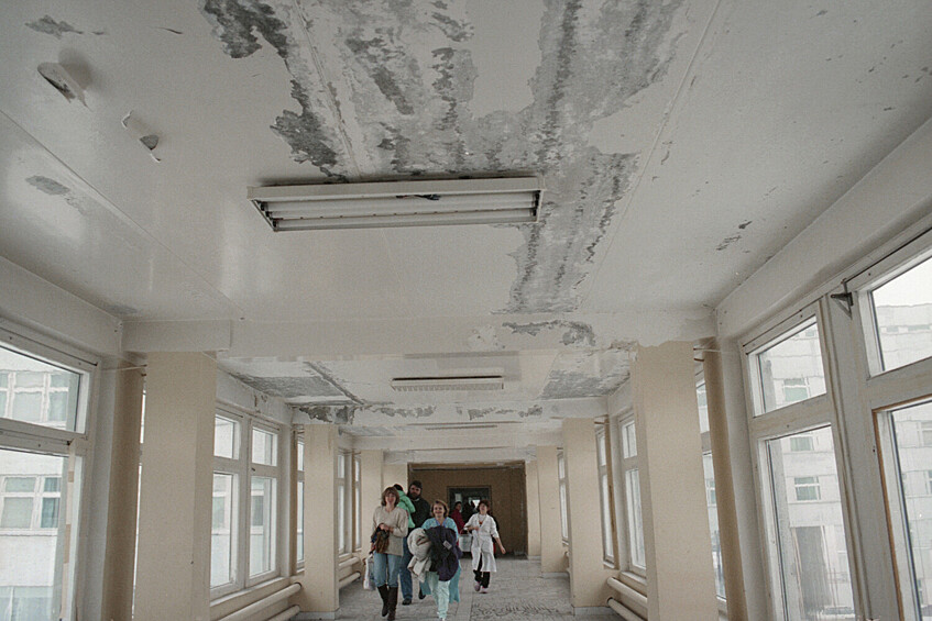 Протекающий потолок в больничном переходе корпуса гематологического отделения детской клинической больницы во имя Покрова Пресвятой Богородицы в Москве, 1 января 1995 года