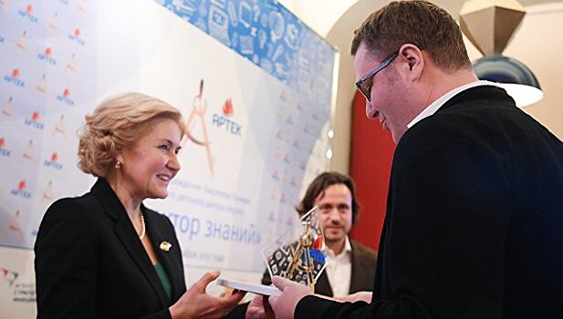 Лучших партнеров "Артека" наградили специальным знаком