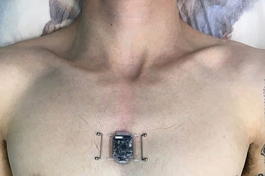 Российский программист вживил себе в грудь чип-компас