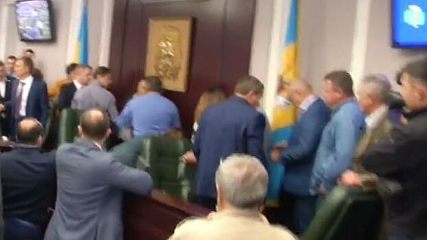 Видео: киевские депутаты устроили жесткую драку во время обсуждения бюджета