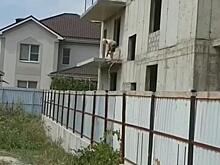 Новороссийцы сняли на видео, как застройщик в поселке Мысхако спиливает балконы накануне проверки