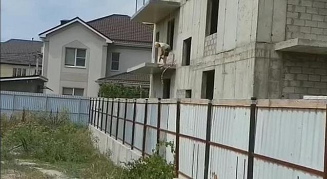 Новороссийцы сняли на видео, как застройщик в поселке Мысхако спиливает балконы накануне проверки