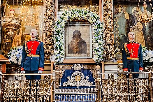 Икона Божией Матери принесена из Третьяковской галереи в Донской монастырь в Москве