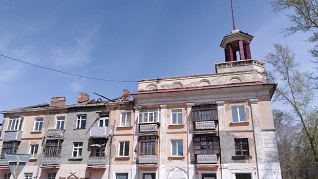 В Рубцовске начали сносить «Дом под шпилем»