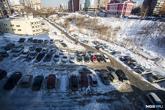Власти Новосибирска разрешили построить парковку на берегу реки