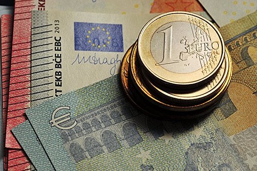 Евро торгуется у двухлетнего максимума к доллару