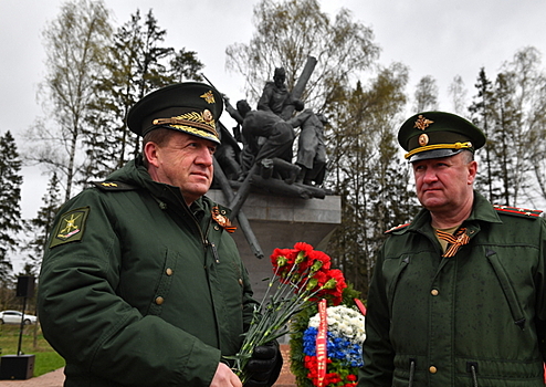 В Подмосковье командующий танковой армии ЗВО возложил цветы к мемориальному комплексу воинам дорожникам