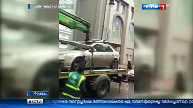 В Москве эвакуатор проломил крышу машины