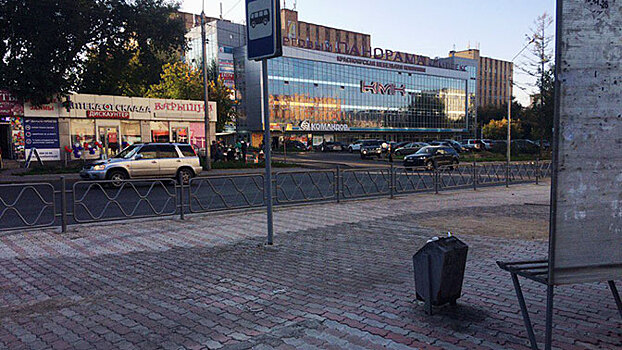 В Красноярске автобусную остановку отгородили от дороги забором