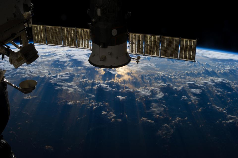 Уральские космонавты вышли в открытый космос для переноса шлюзовой камеры