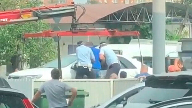 Инспекторы ГИББД упали с эвакуатора с водителем, в попытке забрать его автомобиль: видео