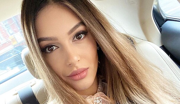 Оксана Воеводина показала, как ее маленький сын от экс-короля Малайзии «читает» книги