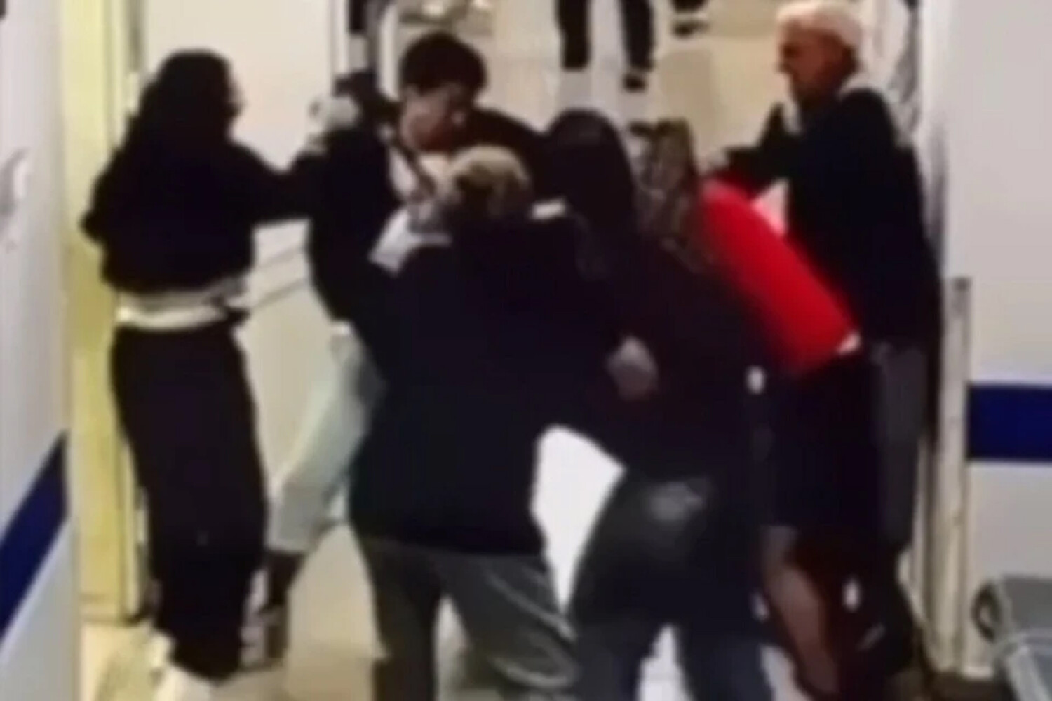 В Тюмени пациенты напали на врача и били ногами после просьбы соблюдать очередь