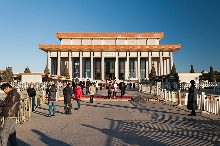 Китай. В стране находится один из пяти действующих мавзолеев бывших руководителей социалистических стран. На фото — Мавзолей Мао Цзэдуна. 