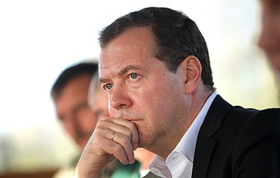 Медведев заявил Юнкеру о полной деградации отношений России и ЕС