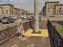 Столб "вырос" посреди тротуара в Новокузнецке после ремонта моста