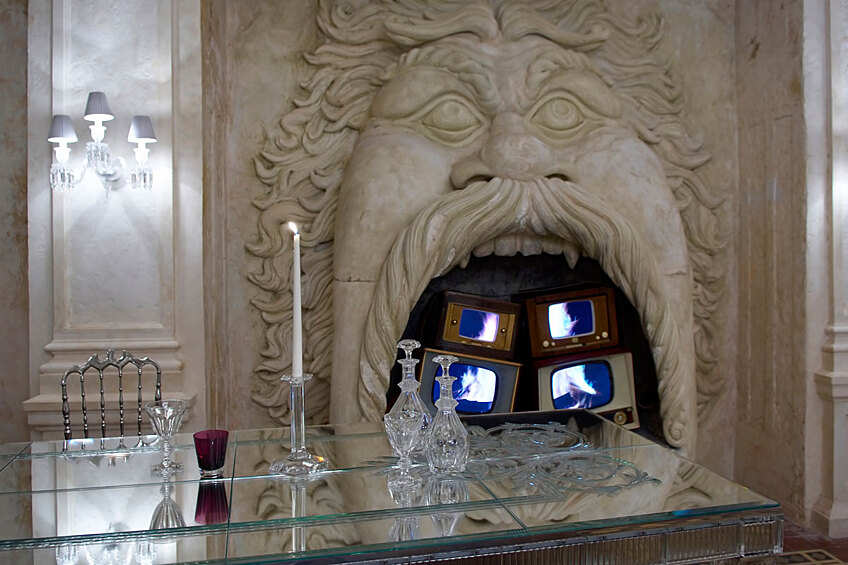Ресторан Cristal Room Baccarat расположен на втором этаже московского Maison Baccarat, спроектированного легендарным дизайнером Филиппом Старком. Кухней заведения руководит известный французский шеф-повар Мишель Ленц. 