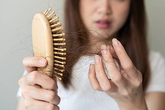 Врач: прием некоторых препаратов может вызывать выпадение волос