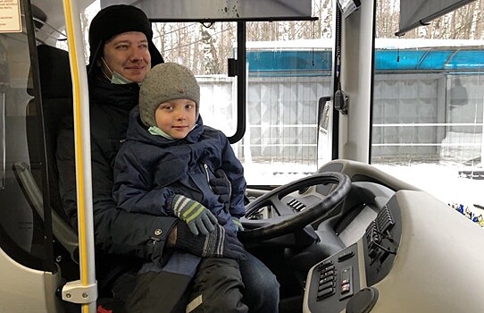 Мальчик почувствовал себя водителем автобуса Мострансавто