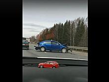 В Кирове на объездной дороге иномарка врезалась в отбойник
