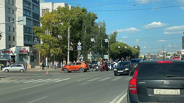В Вологде водитель автомобиля сбил мотоциклиста, выполняя запрещенный поворот