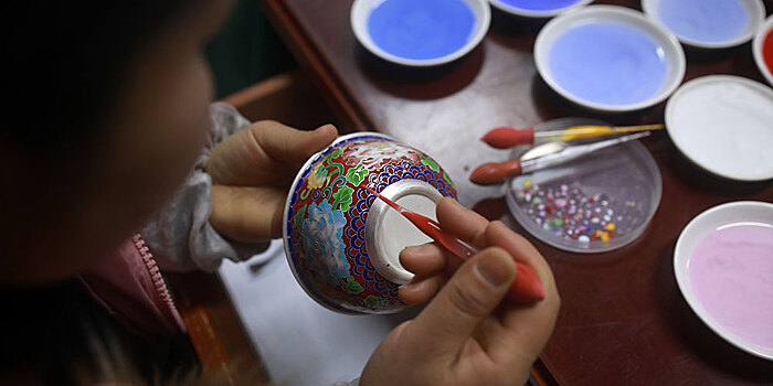 Серебряных дел мастера из провинции Гуйчжоу готовятся к Празднику весны
