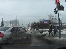 Машины, вылетевшие на тротуар после ДТП в Пензе, едва не сбили пешеходов. Видео