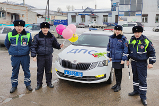 Автоинспекторы Бурятии поддержали Всероссийские акции «Цветы для автоледи», «8 Марта – В каждый Дом»