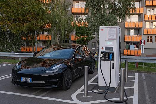 Tesla получила заказ на 100 тыс. электромобилей, после чего ее стоимость превысила $1 трлн: Новости ➕1, 26.10.2021