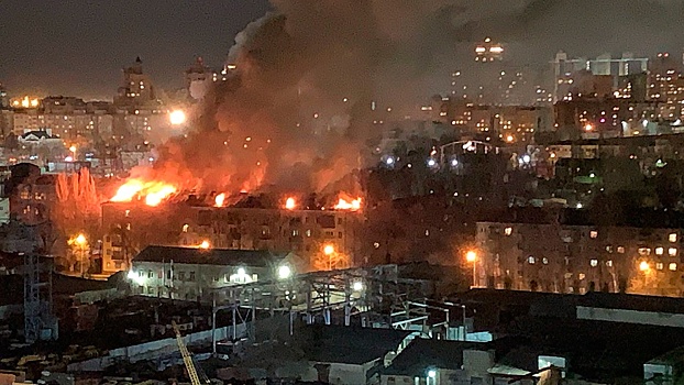 Крыша в огне: в Воронеже загорелась жилая пятиэтажка