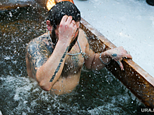 Доктор Мясников пояснил, кому опасно нырять в прорубь на крещение